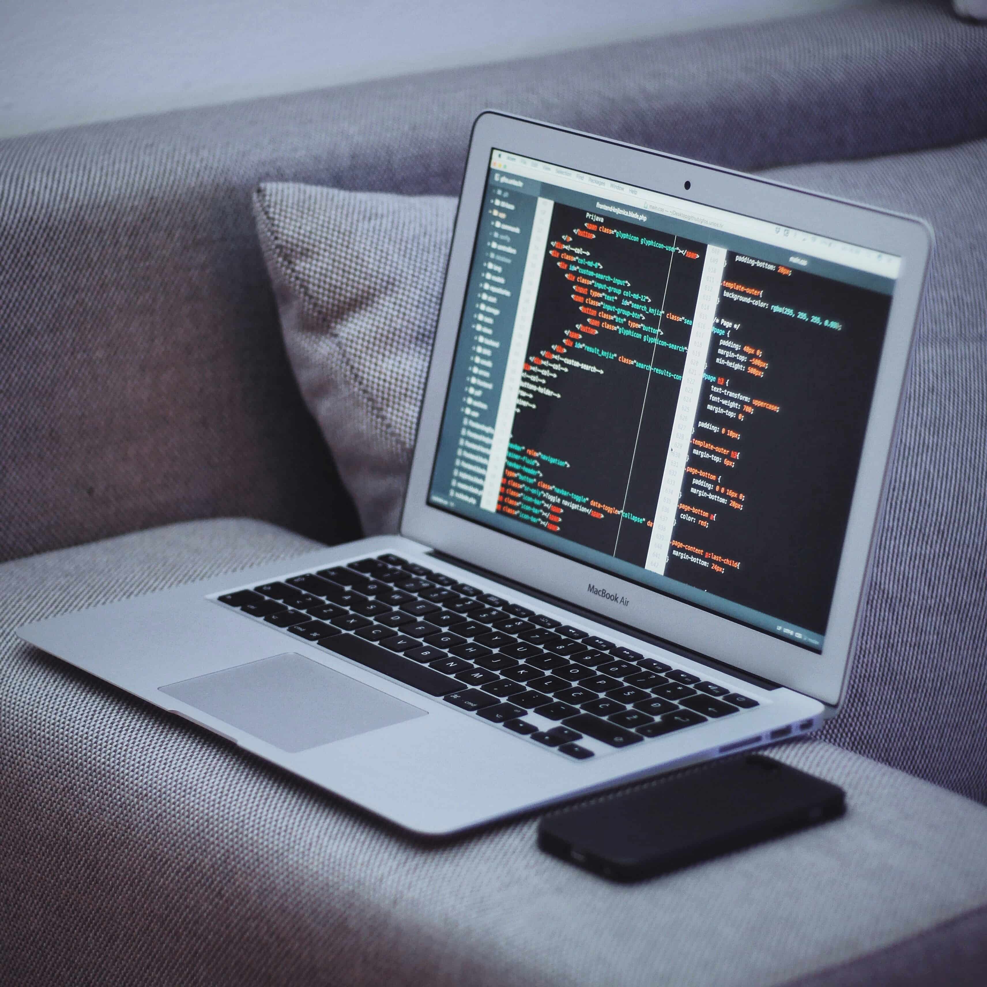 Mesa de trabajo digital con profesional revisando una lista de plugins premium de WordPress imprescindibles en una pantalla.