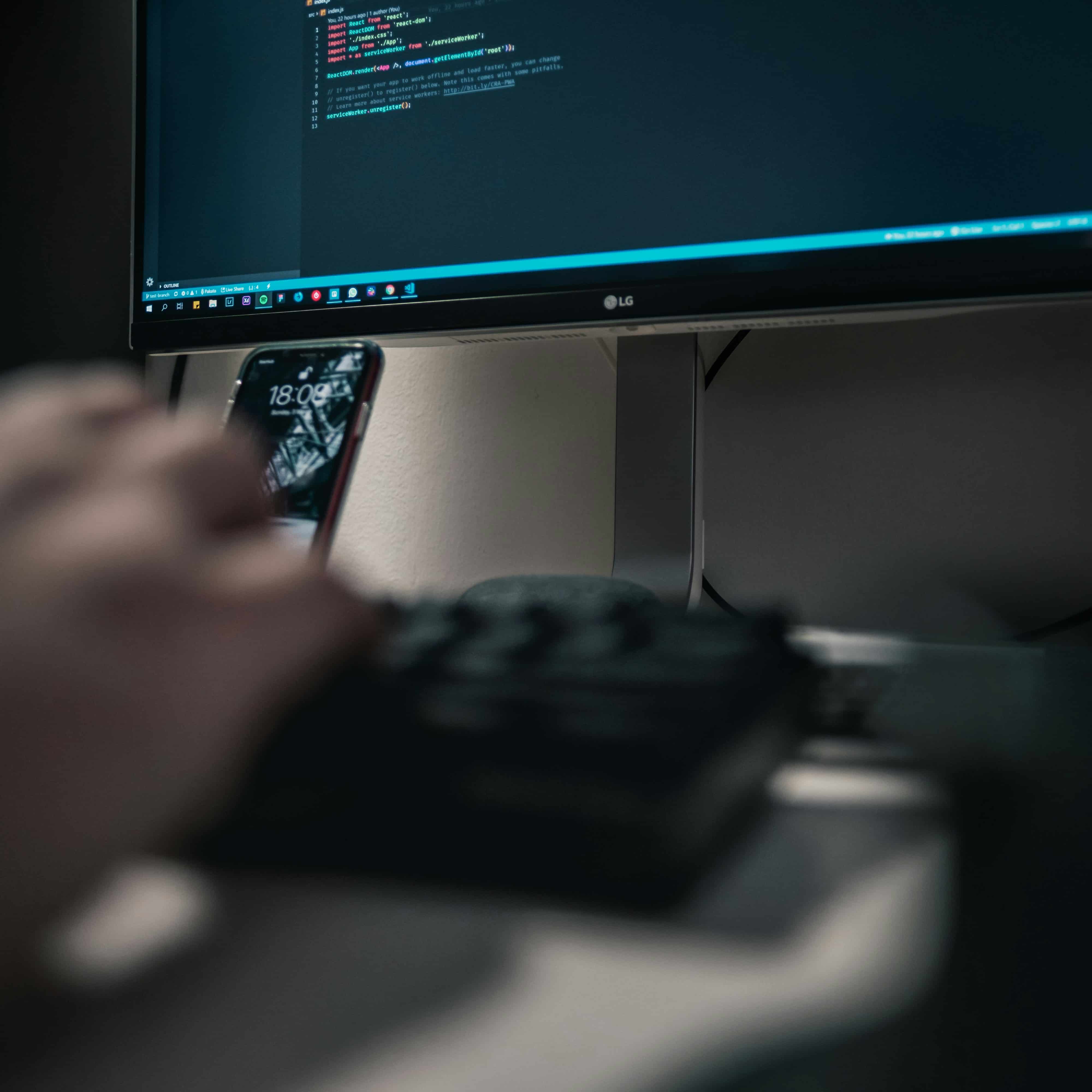 Persona analizando diferentes opciones de plugins premium en WordPress en un monitor, eligiendo el más adecuado según necesidades.